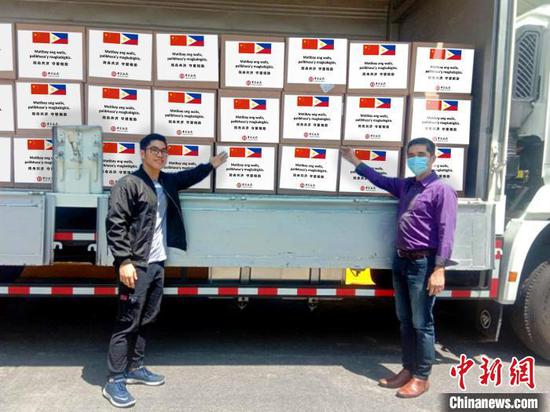 Surgical masks donated by the Bank of China to the Department of Health of the Philippines arrive at Ninoy Aquino International Airport in Manila, March 28, 2020. (Photo provided to China News Service)