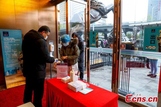 Malls reopen in Wuhan