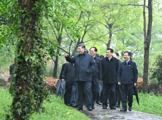 Xi Jinping, general secretary of the Communist Party of China Central Committee, on Tuesday inspected wetland conservation and technology-based urban management in the city of Hangzhou, east China's Zhejiang Province, on March 31, 2020. (Xinhua)