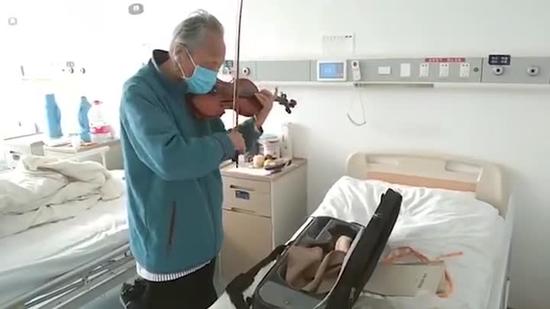 The 87-year-old patient plays the violin to salute the medical team who has saved his life. (Photo/ Screenshot on CNSTV)