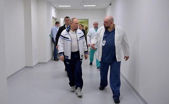 The picture published by the Kremlin shows Vladimir Putin and Denis Protsenko at the coronavirus treatment hospital in the outskirts of Moscow on March 24, 2020.  (Photo/Xinhua)