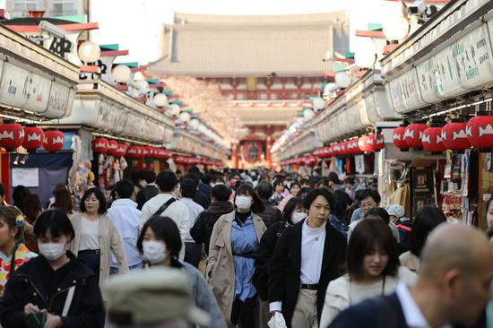 Visitors are seen in the crowd in Asakusa in Tokyo, Japan, March 25, 2020. (Xinhua/Du Xiaoyi)