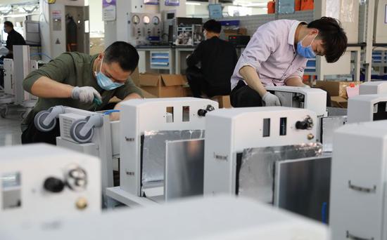 Employees assemble ventilators at a plant of Beijing Aeonmed Co., LTD., an anesthesia and respiratory medical equipment enterprise, in Yanjiao, a town of north China's Hebei Province, March 25, 2020. (Xinhua/Xia Zilin)