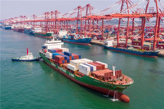 Ships get ready for their voyages in the foreign trade container terminal of Qingdao port in Shandong province. [Photo by Yu Fangping / For China Daily]