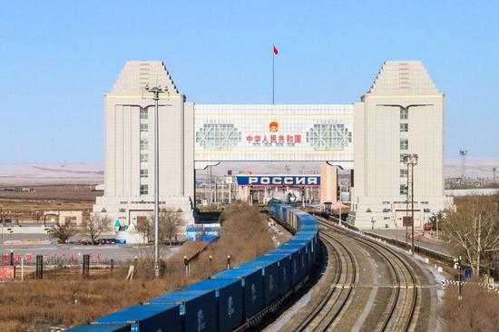 A freight train departing from Manzhouli City in north China's Inner Mongolia Autonomous Region passes through China-Russia border on Feb. 19, 2020. (Xinhua/Guo Nailun)