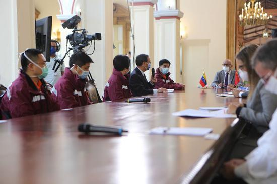 Chinese medical and technical experts share their experience with their Venezuelan counterparts in Caracas, Venezuela, April 1, 2020. (Miraflores/Handout via Xinhua)