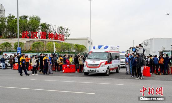 An ambulance carrying one of the last four patients of Leishenshan Hospital in Wuhan, Hubei Province, leaves the hospital on April 14, 2020. (Photo/China News Service)