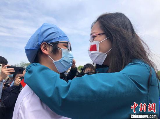 Doctors from Peking Union Medical College Hospital and Wuhan Tongji Hospital say farewell in Wuhan, Hubei Province, April 14, 2020. (Photo/China News Service)