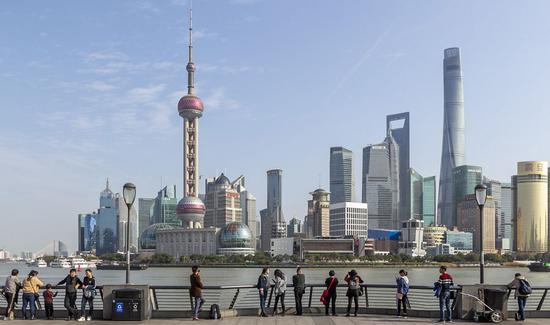 Tourists admire the skyline view of Lujiazui area at the Bund in Shanghai, east China, Jan. 6, 2020. (Xinhua/Wang Xiang)