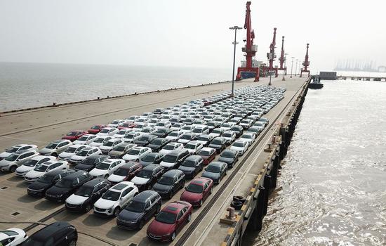 Aerial photo taken on June 27, 2019 shows new cars wating for shipment at a port in the Lingang area in Shanghai, east China. (Xinhua/Fang Zhe)