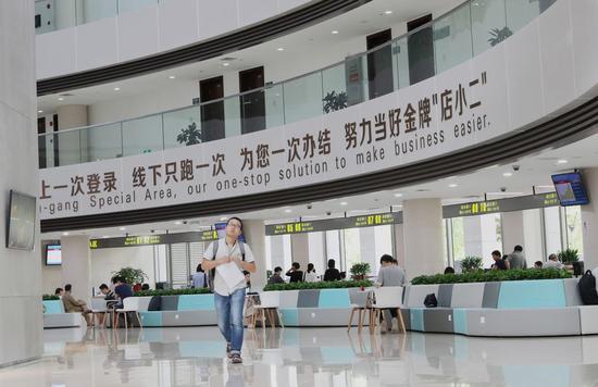 Photo taken on Aug. 20, 2019 shows an interior view of an administrative service center at the Lingang area of the China (Shanghai) Pilot Free Trade Zone in east China's Shanghai. (Xinhua/Fang Zhe)