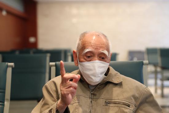 Recovered senior COVID-19 patients Xu Ming (right) talks about their experience with the virus in Wuhan, Hubei province, on April 16, 2020. (Photo by Wang Jing/China Daily)