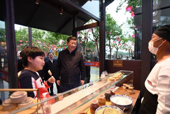 Chinese President Xi Jinping, also general secretary of the Communist Party of China Central Committee and chairman of the Central Military Commission, visits a commercial street in Xi'an, capital of northwest China's Shaanxi Province, April 22, 2020. (Xinhua/Yan Yan)