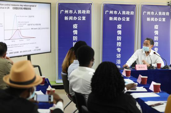 Zhong Nanshan, a renowned Chinese respiratory specialist, exchanges ideas on COVID-19 control with foreigners in Guangzhou, south China's Guangdong Province, April 15, 2020. (Xinhua/Li Jiale)