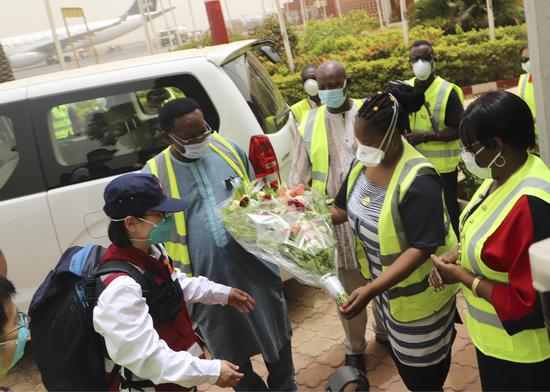 A Chinese medical expert is welcomed by locals upon her arrival in Ouagadougou, Burkina Faso, April 16, 2020. (Xinhua)