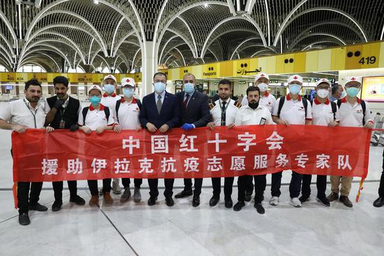 Chinese Ambassador to Iraq Zhang Tao with Chinese medical experts at Iraq's Baghdad International Airport, on April 26, 2020. (Xinhua)
