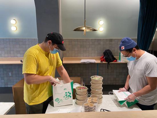 Staff workers prepare food for New York-Presbyterian Weill Cornell hospital at Junzi Kitchen restaurant in New York, the United States, March 27, 2020. (Junzi Kitchen/Handout via Xinhua)