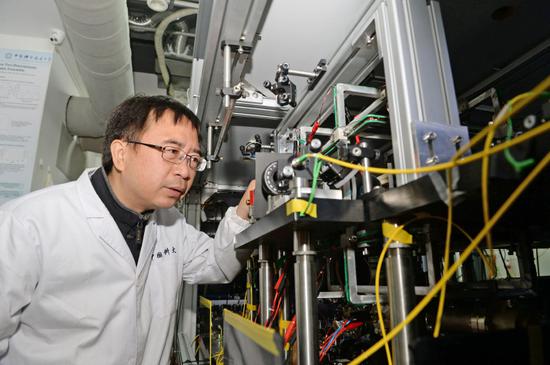 Quantum scientist Pan Jianwei works in the quantum lab of the Univeristy of Science and Technology of China on April 20, 2017. (Photo/Xinhua)