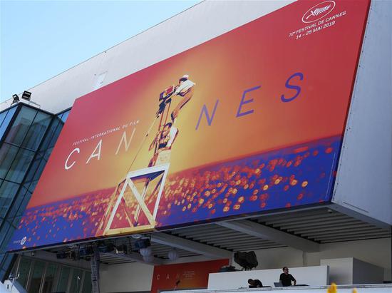 Workers make preparations for the 72nd edition of Cannes Film Festival in Cannes, France, on May 13, 2019.  (FilePhoto / Xinhua)