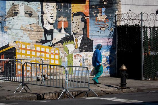 A healthcare worker is seen near SUNY Downstate Medical Center in New York, the United States, on April 28, 2020. (Photo by Michael Nagle/Xinhua)