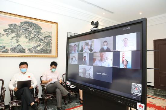 Photo taken, on April 30, 2020 shows a video workshop held for the Chinese community at the Chinese embassy in Kuwait City, Kuwait. (Xinhua/Nie Yunpeng)