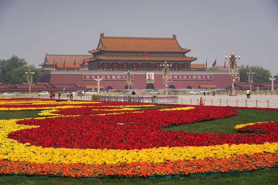 Photo taken on April 30, 2020 shows flower beds to celebrate the upcoming International Labor Day at Tian'anmen Square in Beijing, capital of China. (Xinhua/Ju Huanzong)