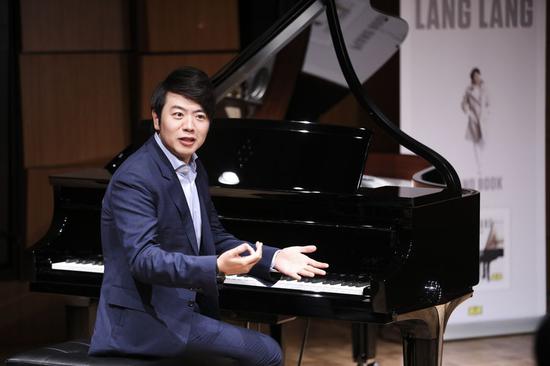 Pianist Lang Lang speaks during a press conference in New York, the United States, April 9, 2019. (Xinhua/Wang Ying)
