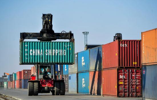 A container is lifted at Erenhot Port in north China's Inner Mongolia Autonomous Region, April 11, 2020. (Xinhua/Lian Zhen)