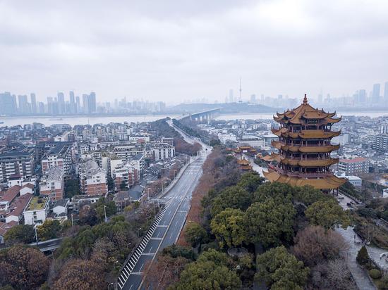 Aerial photo taken on Jan. 26, 2020 shows the Yellow Crane Tower and the Yangtze River Bridge during a lockdown to contain the epidemic in Wuhan, central China's Hubei Province. (Xinhua/Xiong Qi)