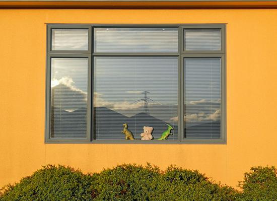 Photo taken on March 30, 2020 shows toys displayed at a window of a house in Wellington, New Zealand. (Xinhua/Guo Lei)