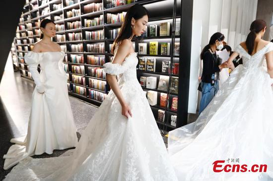 Fashion show staged at 24-hour bookstore in Beijing