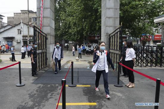 Senior students in 121 high and vocational schools return to campus in Wuhan