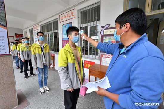 Graduating students of high and vocational schools in Hubei return to campus