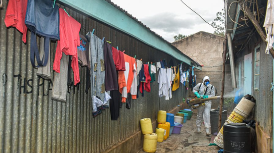 A health worker disinfects a home at Kawangware slums in Nairobi, capital of Kenya, on May 2, 2020. （Photo/Xinhua）