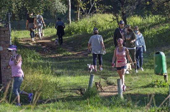 Local people enjoy outdoor activities in Johannesburg, South Africa, May 1, 2020. South Africa started easing lockdown restrictions from Friday. (Xinhua/Chen Cheng)