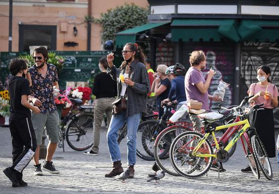 People have aperitif at Campo de Fiori in Rome, Italy, on May 8, 2020. (Photo by Alberto Lingria/Xinhua)