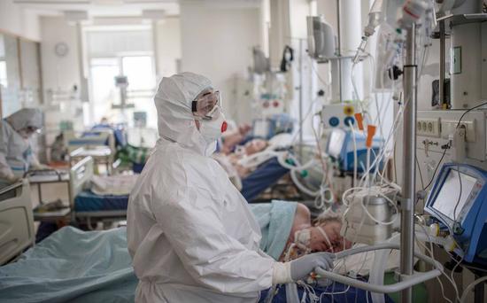 Medical workers are busy in an intensive care unit for patients with coronavirus infection in the hospital of the National Medical Research Center for Cardiovascular Surgery of the Russian Ministry of Health in Moscow, Russia, May 2, 2020. (Sputnik via Xinhua)