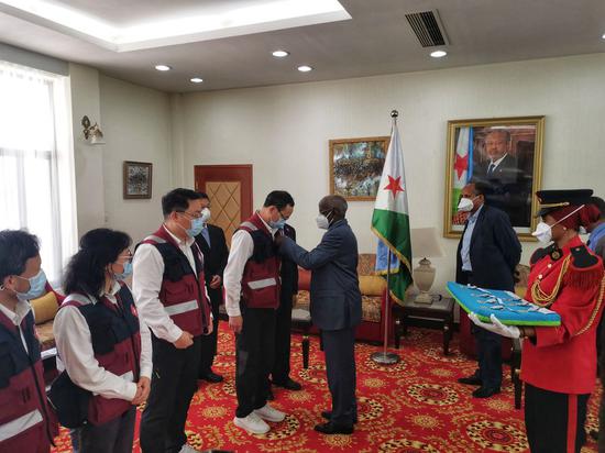 Djiboutian Prime Minister Kamil Mohamed awarded the Independent Day Medals to the Chinese medical team members in the capital Djibouti, May 10, 2020. (Xinhua)