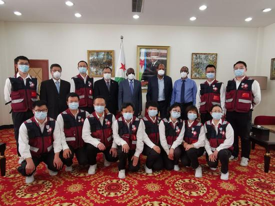 The Chinese medical team members pose for a group photo with local officials in the capital Djibouti, May 10, 2020. (Xinhua)