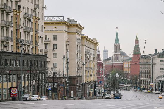 Photo taken on May 4, 2020 shows an empty road in Moscow, Russia. (Xinhua/Evgeny Sinitsyn)