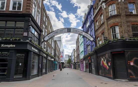 Photo taken on May 12, 2020 shows closed shops in Carnaby Street in London, Britain. (Xinhua/Han Yan)