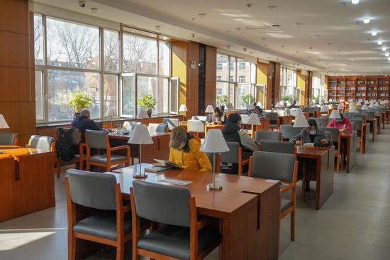 Citizens read books at the reading room of the Changchun Library in Changchun, Northeast China's Jilin province, March 11, 2020. (Photo/Xinhua)