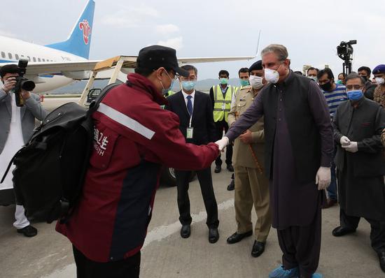 Pakistani Foreign Minister Shah Mahmood Qureshi (R front) welcomes Chinese medical team at the Islamabad International Airport in Islamabad, capital of Pakistan, March 28, 2020. (Xinhua/Liu Tian)