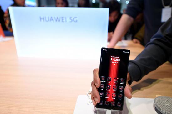 A visitor experiences a 5G smart phone at the booth of Huawei at the 2020 Consumer Electronics Show in Las Vegas, the United States, Jan. 7, 2020. (Xinhua/Wu Xiaoling)
