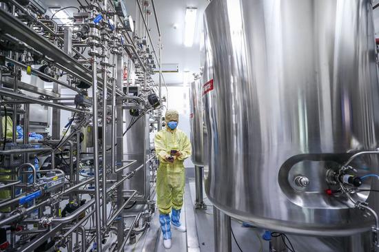 A staff member works in a vaccine production plant of China National Pharmaceutical Group (Sinopharm) in Beijing, capital of China, April 10, 2020. (Xinhua/Zhang Yuwei)