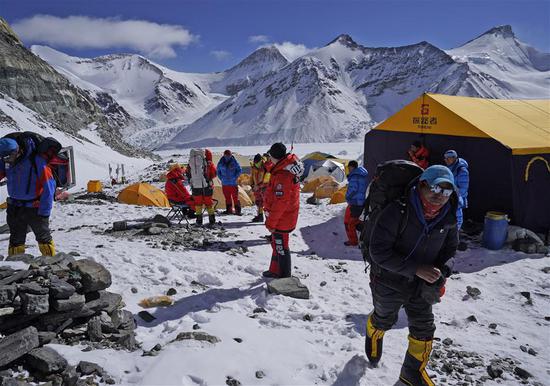 Mountain guides prepare to transport supplies to a camp at the altitude of 7,028 meters, at the advance camp of Mount Qomolangma in Southwest China's Tibet autonomous region, May 8, 2020. (Photo/Xinhua)