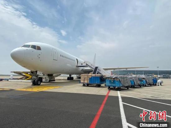 A chartered plane carrying 5.83 million face masks is ready to take off from Longwan Airport in Wenzhou, Zhejiang Province. (Photo provided to China News Service)