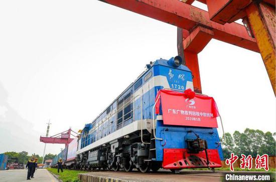 A Guangzhou-Russia freight train carrying 41 containers arrives in Baiyun District of Guangzhou City, Guangdong Province, May 19, 2020. (Photo/China News Service)