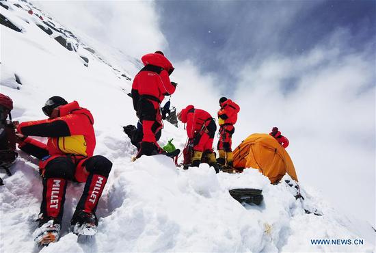 Chinese expedition further delays scaling Mt. Qomolangma summit