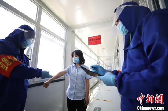 An emergency drill on COVID-19 prevention is held in Changping District, Beijing, May 19, 2020. (Photo/China News service)